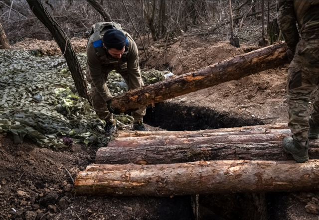 Нестабильная линия фронта. Куда может нацелиться российская армия после взятия Авдеевки 3 Украинские солдаты строят укрепления под Бахмутом