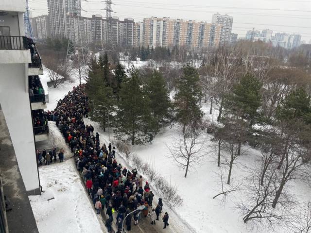 Очередь, чтобы подняться на Борисовский мост 