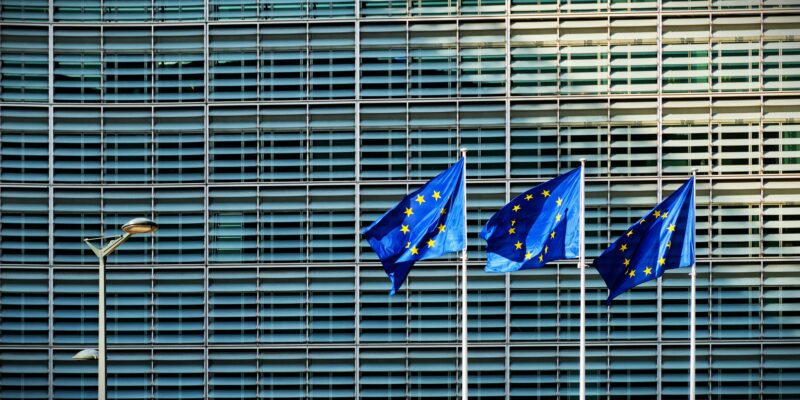 eu flags in front of european commission 2023 11 27 05 17 27 utc новости Грузинская мечта, Грузия-Евросоюз, запрет, оппозиция, политические партии грузии