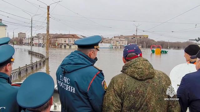 Глава МЧС России Александр Куренков и губернатор Оренбургской области Денис Паслер во время эвакуации жителей в Ленинском районе