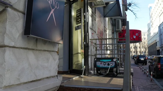 Шквал ударов по энергосистеме Украины. Как живет Харьков, который Россия пытается оставить без электричества 4 Парикмахерская