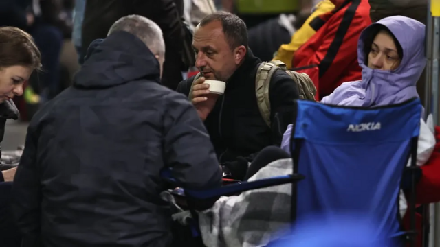 Люди укрываются на станции метро в Киеве в марте во время российской атаки на столицу Украины