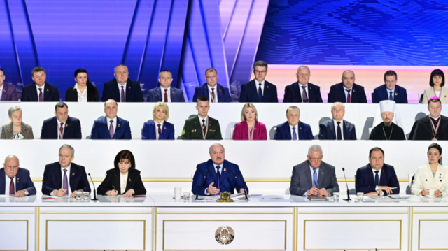 Глава КГБ Беларуси заявил, что в украинских медучреждениях «скрываются террористы». Власти Киева эвакуируют две больницы 2 Во время заседания