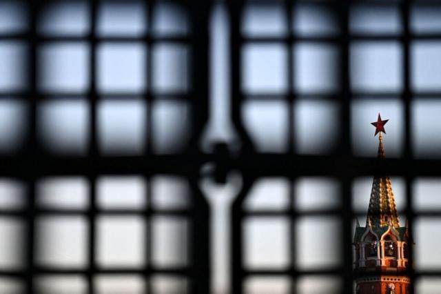 башня Кремля сквозь ставни