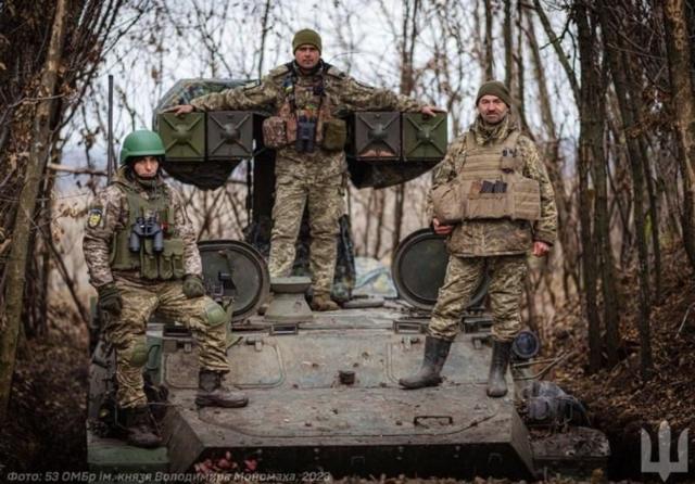 Группа военных в перелеске