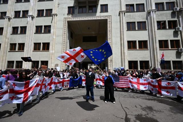 Протесты перед зданием парламента в Тбилиси, 28 мая 2024г