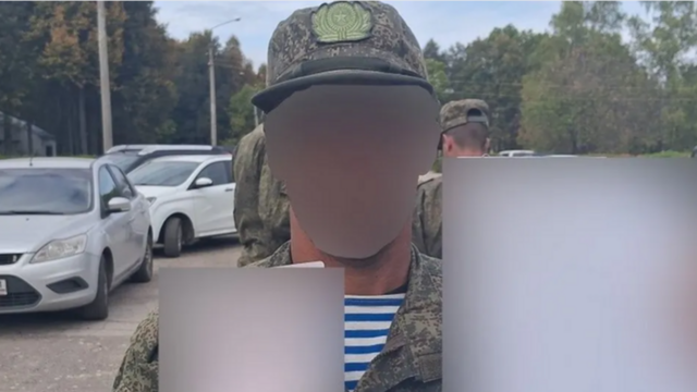 Человек в форме с документами