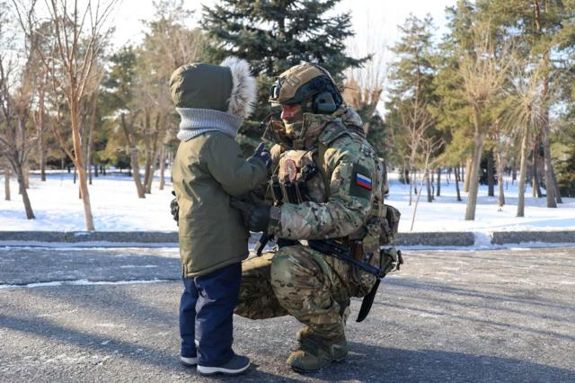 Доброволец в Волгограде прощается с ребенком перед отправкой на войну в Украину, январь 2023 года