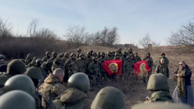 солдаты на молебне