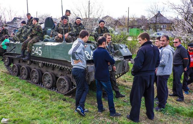 Люди в гражданском блокируют украинскую военную технику