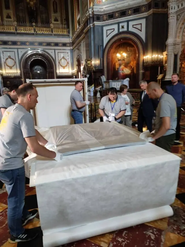 «Святую Троицу» Рублева выставили в Лавре в киоте без климат-контроля 4 "Троицу" готовят к перевозке в лавру
