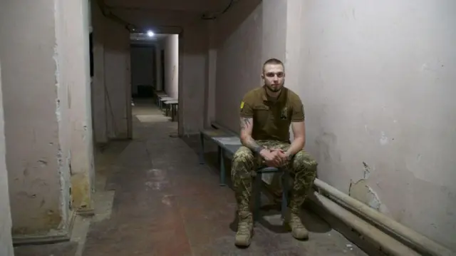 Человек в военной форме на стуле 