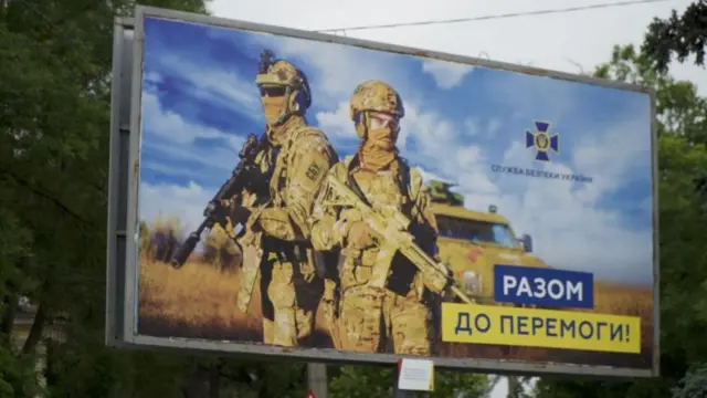 Билборд с военными