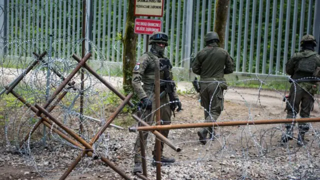 Пограничников в Польше задержали за стрельбу при попытке мигрантов пересечь границу из Беларуси. За них вступился Туск 1 39f58060 240d 11ef 894c a90c371c460d.jpg BBC News Русская служба Дональд Туск, пограничная полиция