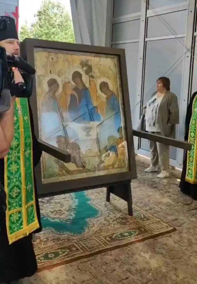 «Святую Троицу» Рублева выставили в Лавре в киоте без климат-контроля 2 "Троица" в лавре
