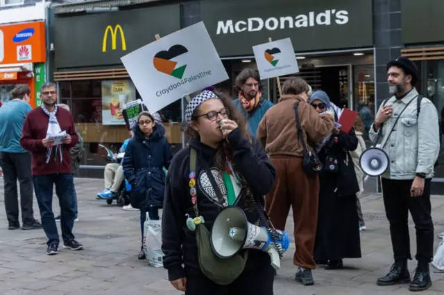 Пикет у входа в McDonald’s