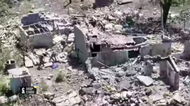 Российские военные среди развалин в Новоалександровке