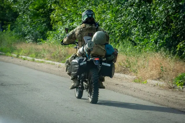 Украинский солдат на мотоцикле