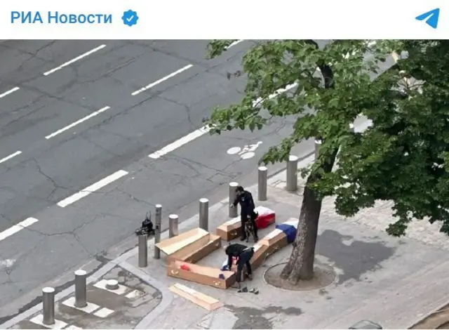 СМИ связали с Россией гробы с надписью «Французские солдаты в Украине» у Эйфелевой башни 2 гробы на тротуаре