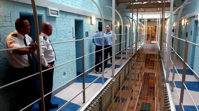 Заключенные и надзиратели в тюрьме строгого режима HMP Durham