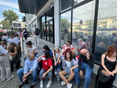 protesting strikers outside eg offices 1024x683 1 условия труда условия труда