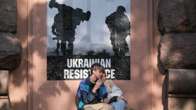 «Мой сын всегда сможет вернуться»: почему уезжают 17-летние украинцы и грозит ли Украине потерянное поколение 4 Молодые люди на Крещатике