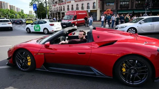Тейт в машине
