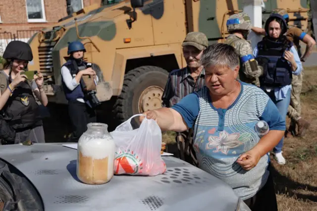 Украинские военные раздают жителям Суджи продукты питания и воду 