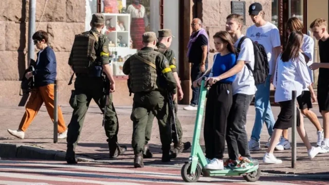 «Мой сын всегда сможет вернуться»: почему уезжают 17-летние украинцы и грозит ли Украине потерянное поколение 6 Молодежь в центре Киева