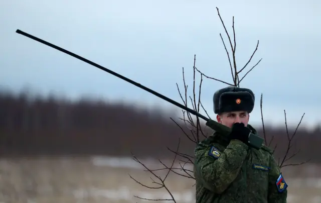 Военнослужащий с рацией во время командно-штабных учений 98-й гвардейской воздушно-десантной дивизии у деревни Будихино. 2020 год