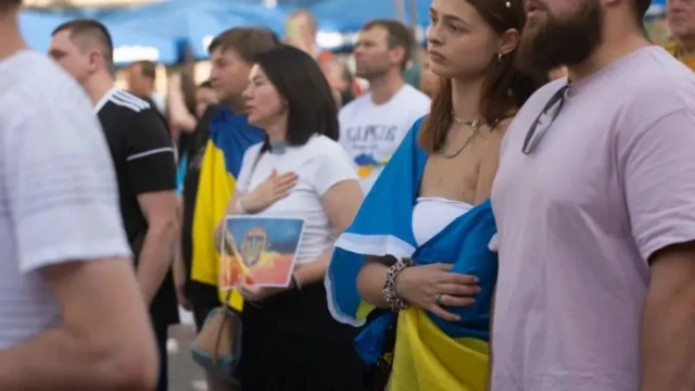 «Мой сын всегда сможет вернуться»: почему уезжают 17-летние украинцы и грозит ли Украине потерянное поколение 7 Люди с флагами