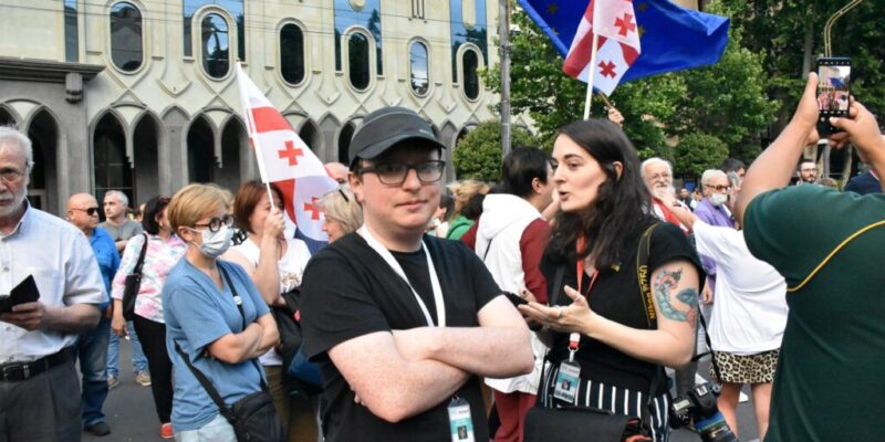 oc media editor in chief robin fabbro and executive director mariam nikuradze covering a pro eu rally in tbilisi in june 2022. 1024x683 1 новости OC Media, закон об иноагентах в грузии