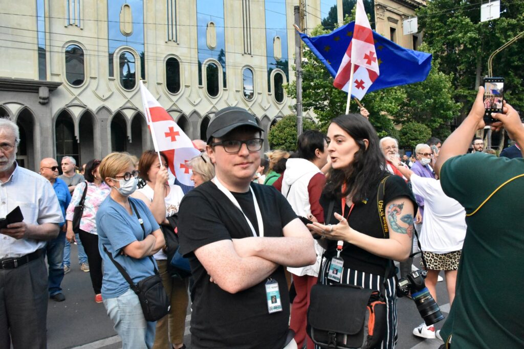 oc media editor in chief robin fabbro and executive director mariam nikuradze covering a pro eu rally in tbilisi in june 2022. 1024x683 1 новости OC Media, закон об иноагентах в грузии