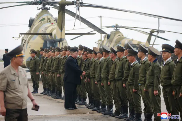 Ким Чен Ын и северокорейские лётчики