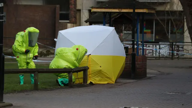 Палатка криминалистов, разбитая в центре Солсбери в том месте, где были обнаружены Юлия и Сергей Скрипаль