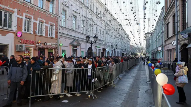 очередь к посольству Молдовы в России в день голосования 20 октября