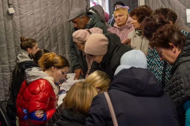 Беженцы в пункте гуманитарной помощи