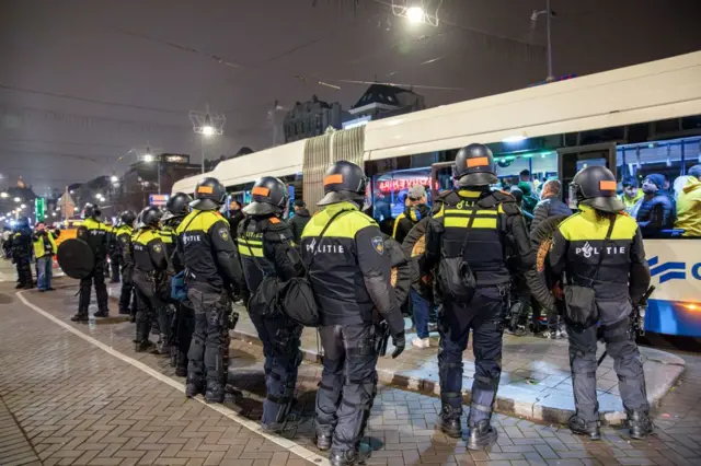 Около десяти полицейский перед трамваем в Амстердаме.