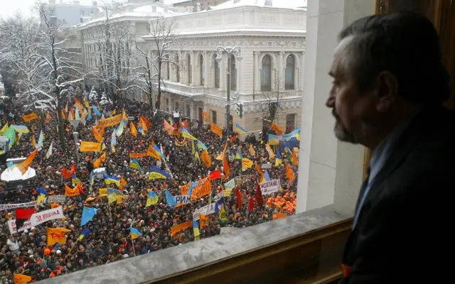 Депутат Верховной рады наблюдает за протестами