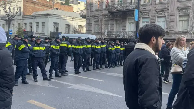 Полицейский кордон на улице Меликишвили