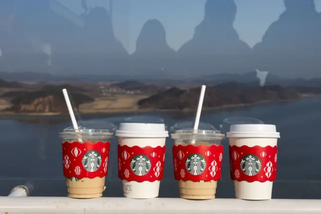 Стаканчики Starbucks на фоне Северной Кореи 