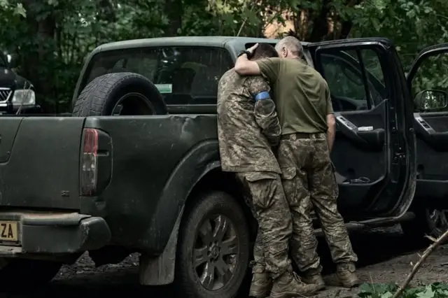 Военный плачет на плече у своего товарища.