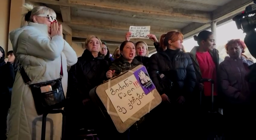 chemodani 3 новости акция женщин, акция протеста в тбилиси, Бидзина Иванишвили, марш с чемоданами, парламентские выборы в Грузии