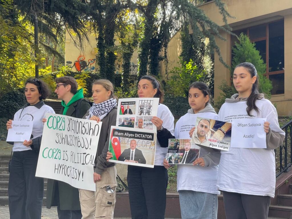 Семья Афгана Садыгова провела у посольства Азербайджана акцию протеста "Алиев - диктатор" 2 photo 2024 11 11 13 17 54 2 новости