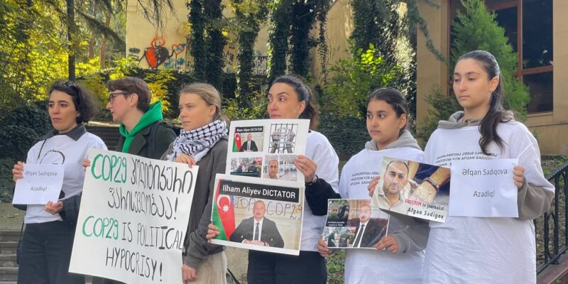 Семья Афгана Садыгова провела у посольства Азербайджана акцию протеста "Алиев - диктатор" 1 photo 2024 11 11 13 17 54 2 новости