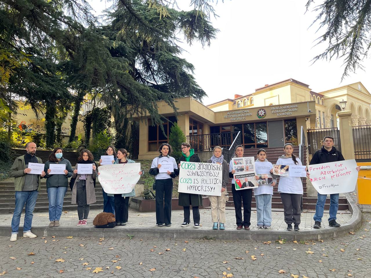 Семья Афгана Садыгова провела у посольства Азербайджана акцию протеста "Алиев - диктатор" 2 photo 2024 11 11 13 17 54 новости