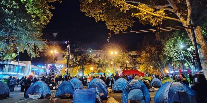 photo 2024 11 18 00 48 45 новости «Коалиция за перемены», акция протеста в тбилиси, Ника Гварамия, палатки, ТГУ