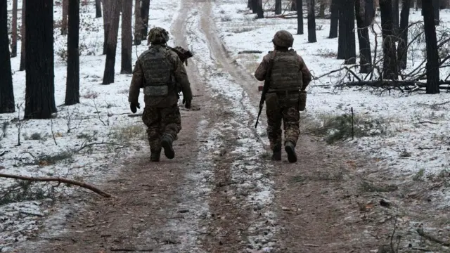 Военнослужащие 95-й десантно-штурмовой бригады ВС Украины держат оборону на передовой боевых действий 12 января 2023 года под Кременной