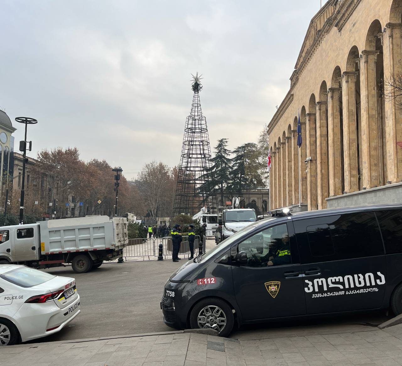 elka новости акция протеста в тбилиси, мэрия Тбилиси, новогодняя елка, парламент Грузии, проспект Руставели