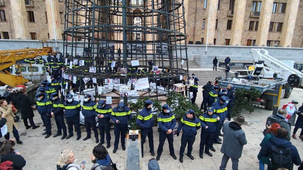 photo 2024 12 08 17 39 51 новости акция протеста в тбилиси, грузинские СМИ, нападение на журналистов, новогодняя елка